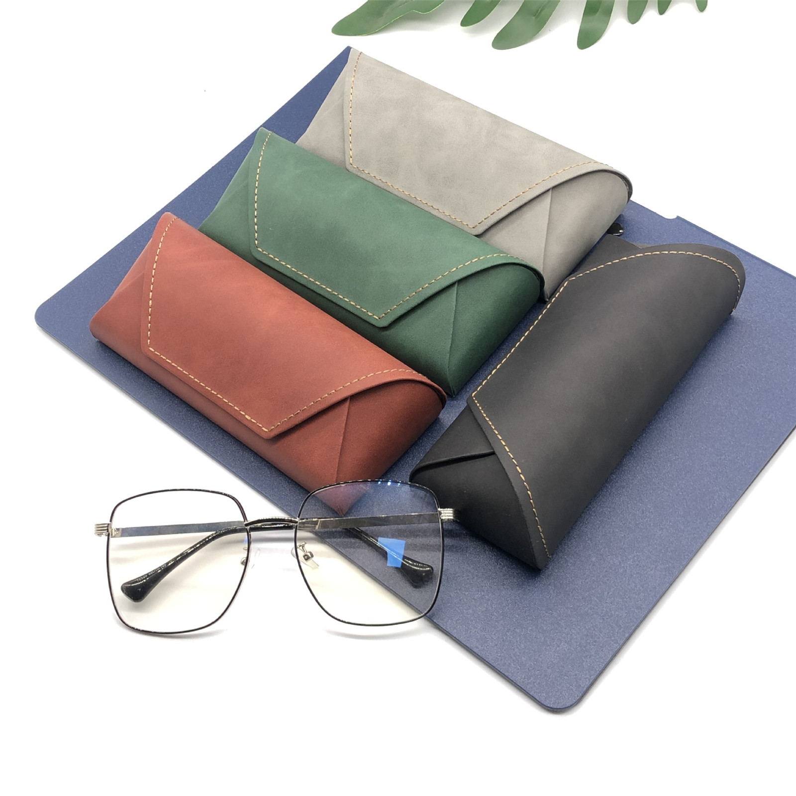 حافظة نظارات من البولي يوريثان - مراجعة Travel Accessories Ideas وسعره